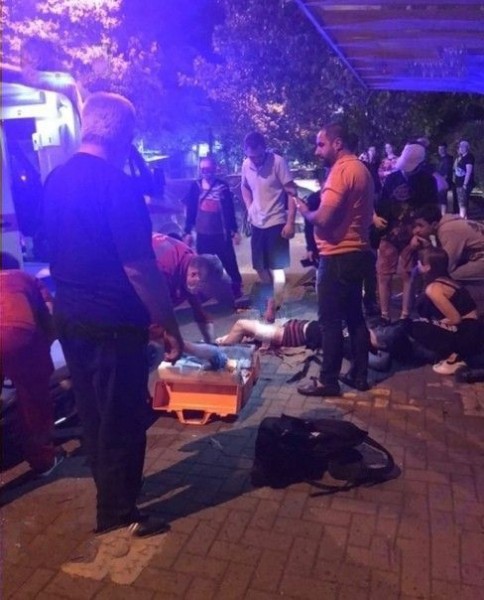 В Сочи на остановке порезали ножом 17-летнего парня В Сочи на остановке порезали ножом 17-летнего парня