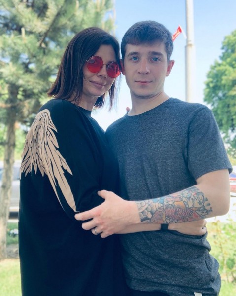 Сбежавшая от мужа блогерша беременна от его сына и выходит за него замуж Сбежавшая от мужа блогерша беременна от его сына и выходит за него замуж