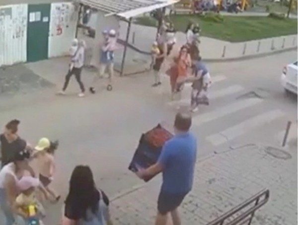 В Краснодаре мужчины устроили стрельбу на детской площадке В Краснодаре мужчины устроили стрельбу на детской площадке