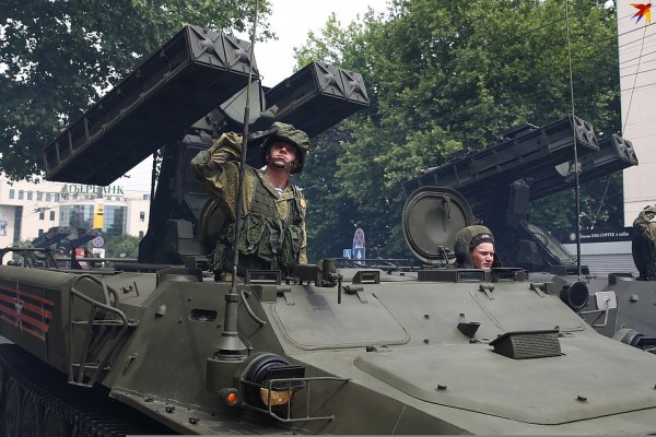 Фото с Парада Победы в Новороссийске 24 июня 2020: 1500 военных и 8 зрителей