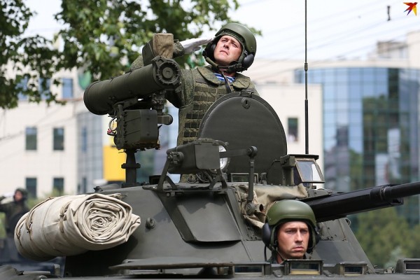 Фото с Парада Победы в Новороссийске 24 июня 2020: 1500 военных и 8 зрителей