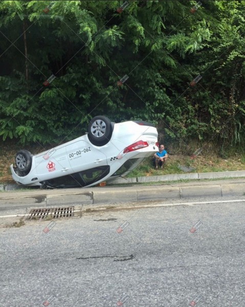 В Сочи таксист опрокинул автомобиль на крышу