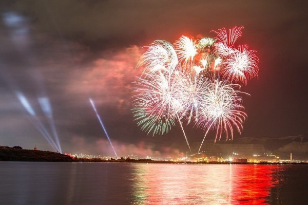 В Новороссийске прогремел салют в честь 75-летия Победы