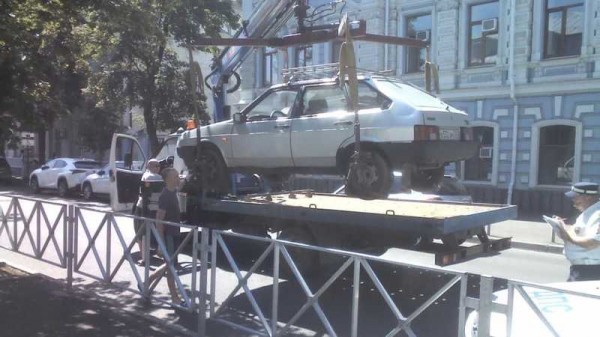 В Краснодаре с проезжей части ул. Комсомольской эвакуировали незаконно припаркованные авто В Краснодаре с проезжей части ул. Комсомольской эвакуировали незаконно припаркованные авто