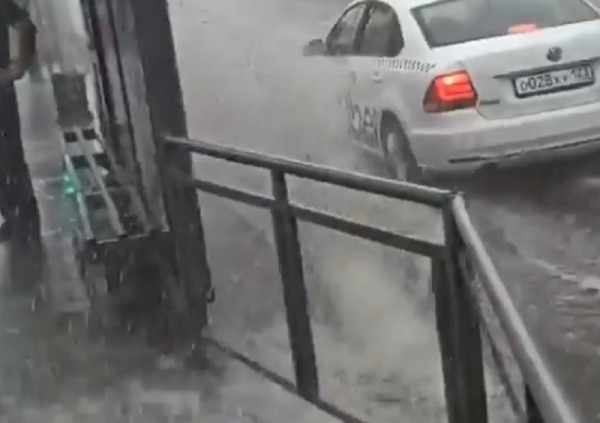 Поплыли: очередные ливни локально затопили Краснодар