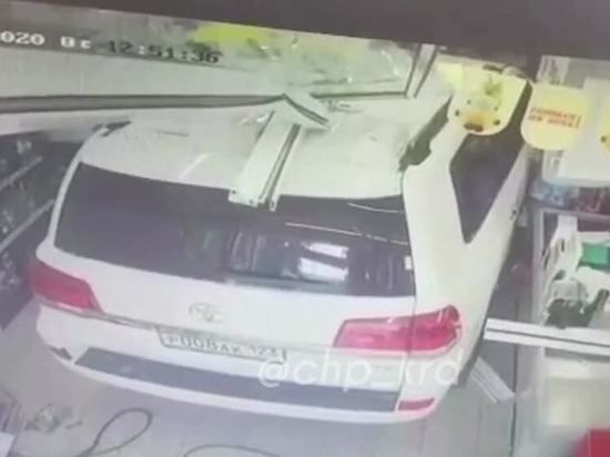   В Тихорецке иномарка въехала в магазин