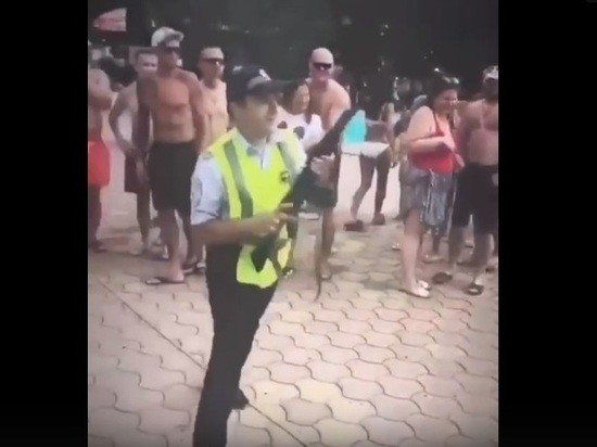 В Сочи аниматор под видом полицейского начал стрельбу из огнестрела. ВИДЕО