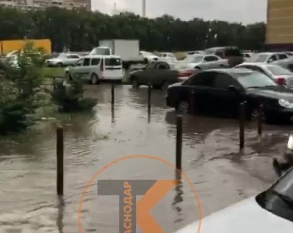 Поплыли: очередные ливни локально затопили Краснодар