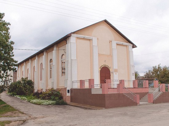 В культурные учреждения Анапы привезли мебель, микрофоны и столы