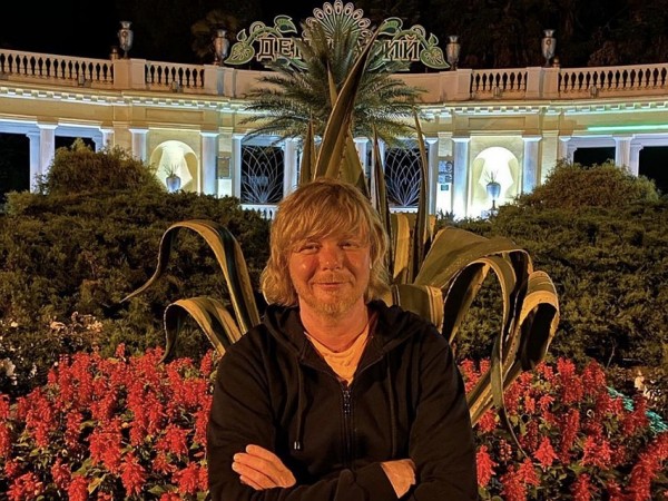 Занимается спортом и следит за питанием: в Сочи Рыжий из &laquo;Иванушек&raquo; готовится к юбилею