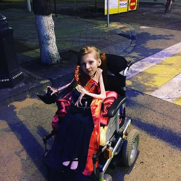 &laquo;Мама берет меня на руки, а я не провисаю, как тряпичная кукла&raquo;: 18-летняя девочка-Хокинг получила шанс на жизнь