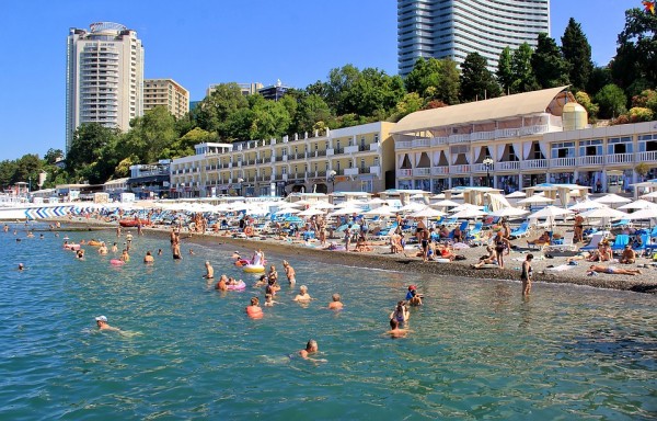 «Это разве много?»: пляжи Сочи забиты, но местные считают, что это еще не предел