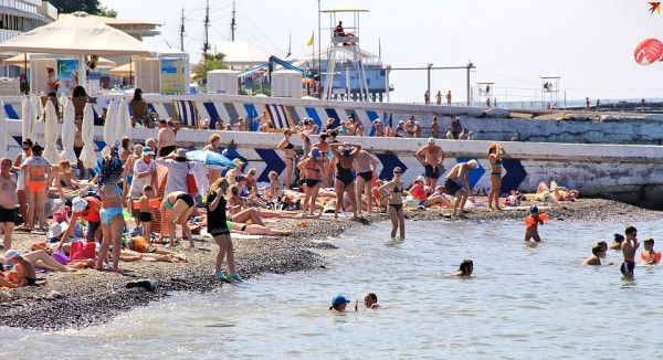 «Это разве много?»: пляжи Сочи забиты, но местные считают, что это еще не предел