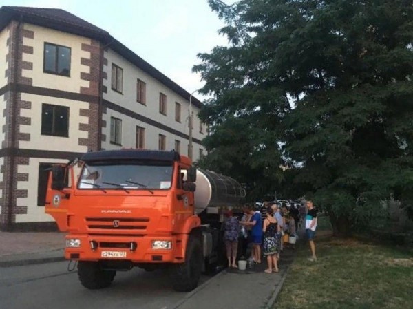 После жалоб жителей краснодарского Школьного микрорайона обеззараживают сети водоснабжения