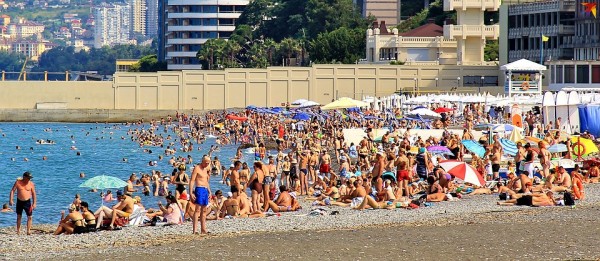 «Это разве много?»: пляжи Сочи забиты, но местные считают, что это еще не предел