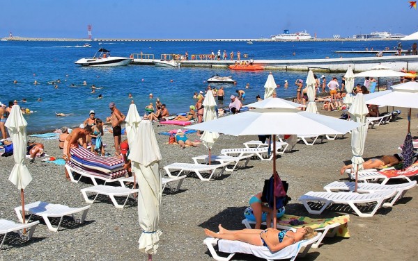 «Это разве много?»: пляжи Сочи забиты, но местные считают, что это еще не предел