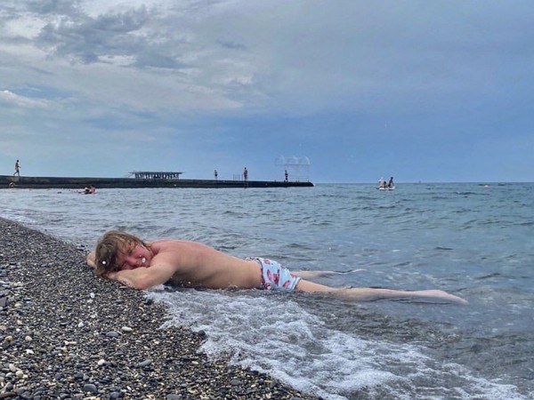 Занимается спортом и следит за питанием: в Сочи Рыжий из &laquo;Иванушек&raquo; готовится к юбилею