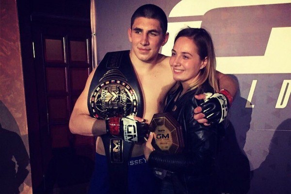 Российский боец ММА после победы на турнире в Сочи сделал предложение девушке прямо в октагоне