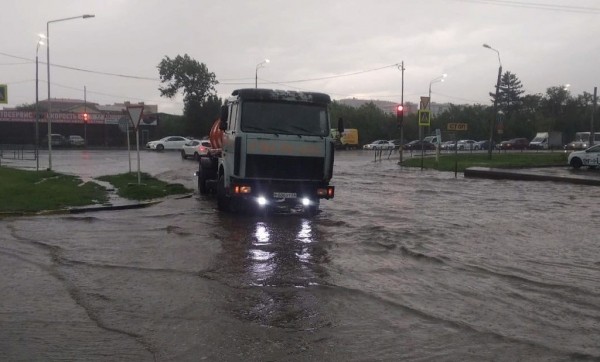 Поплыли: очередные ливни локально затопили Краснодар