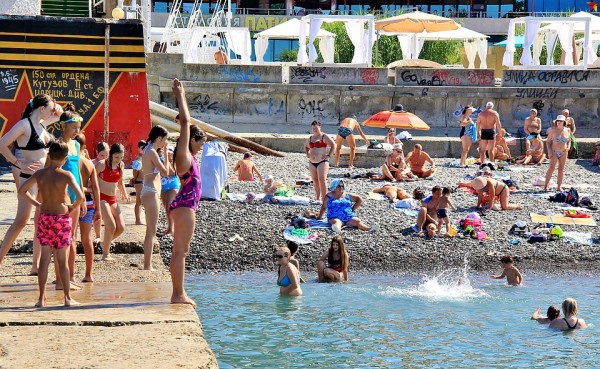 «Это разве много?»: пляжи Сочи забиты, но местные считают, что это еще не предел