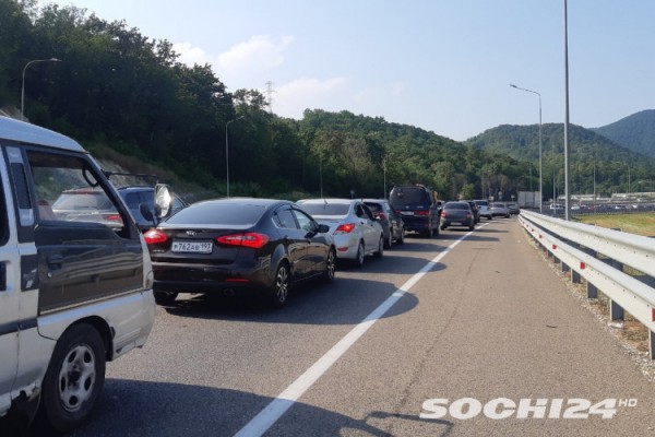 Пробки по дороге к морю в Краснодарском крае достигают пика в выходные (Видео) Пробки по дороге к морю в Краснодарском крае достигают пика в выходные (Видео)