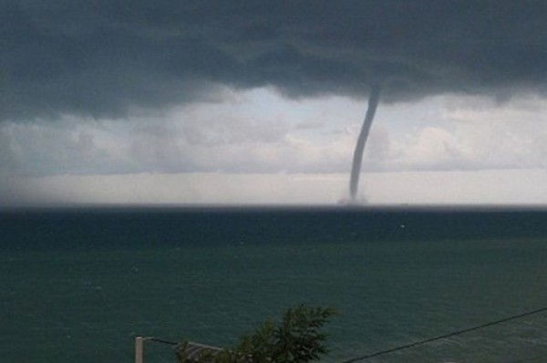 В Сочи вырвавшийся на берег смерч попал на видео В Сочи вырвавшийся на берег смерч попал на видео