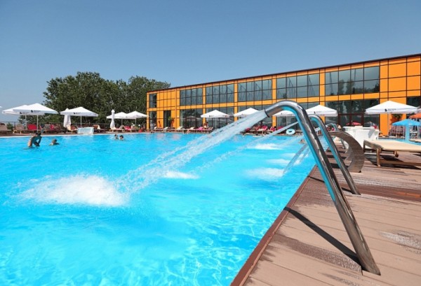 Борющиеся с COVID-19 кубанские медики отправились на отдых в Анапу