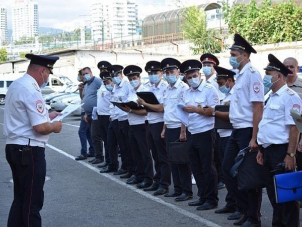 В Сочи усилили вечерние патрули полиции и казаков В Сочи усилили вечерние патрули полиции и казаков