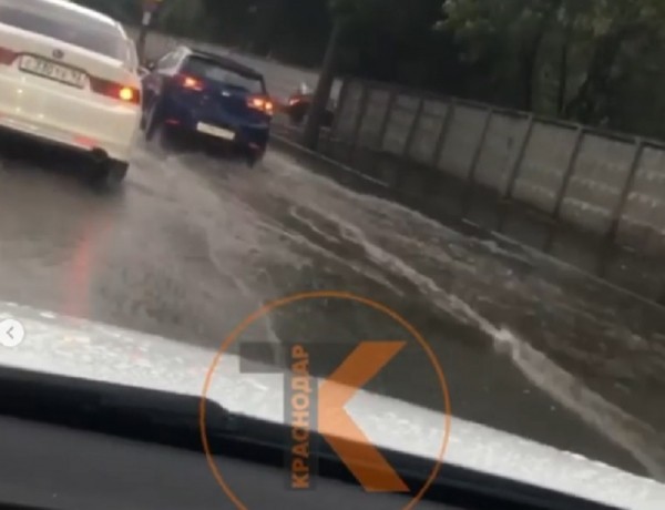 Поплыли: очередные ливни локально затопили Краснодар