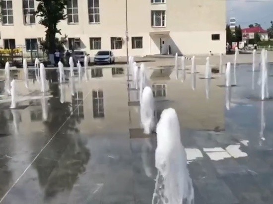 В Краснодаре на улице Стасова заработал фонтан, переехавший от «Авроры» В Краснодаре на улице Стасова заработал фонтан, переехавший от «Авроры»