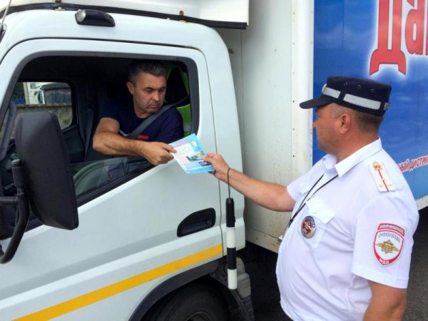 Как ездить в жару в машине, рассказали автоинспекторы Краснодарского края