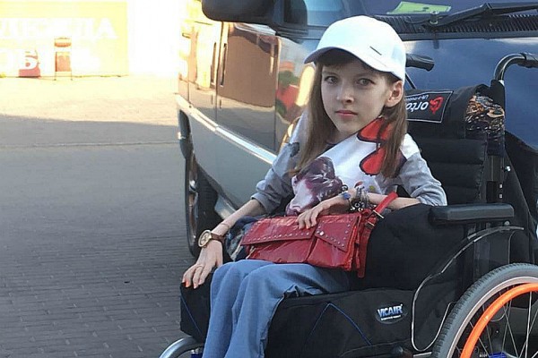 &laquo;Мама берет меня на руки, а я не провисаю, как тряпичная кукла&raquo;: 18-летняя девочка-Хокинг получила шанс на жизнь