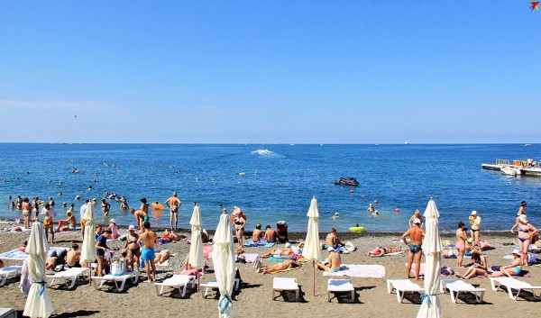 «Это разве много?»: пляжи Сочи забиты, но местные считают, что это еще не предел