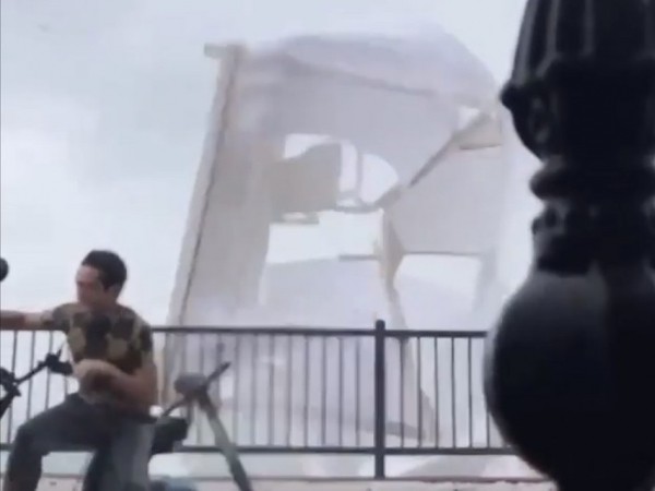 &laquo;Летали палатки и лежаки&raquo;: в Сочи туристы убежали от смерча, вышедшего на сушу