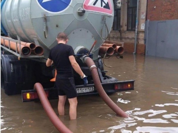 Ликвидацию подтоплений в Краснодаре ведут 36 единиц спецтехники