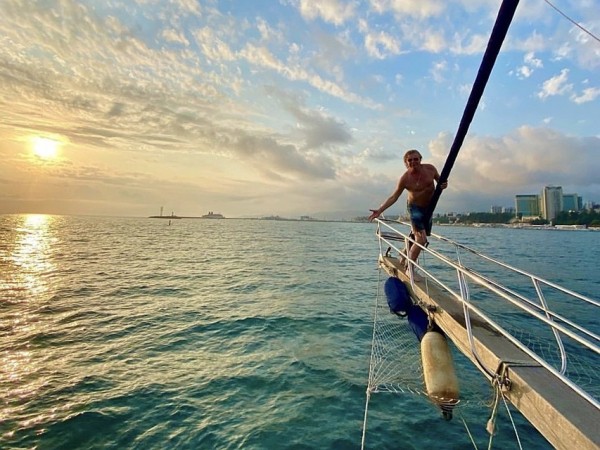 Занимается спортом и следит за питанием: в Сочи Рыжий из &laquo;Иванушек&raquo; готовится к юбилею