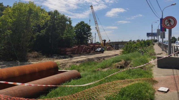 По ул. Индустриальной в Краснодаре перекладывают коммуникации в рамках строительства нового Яблоновского моста