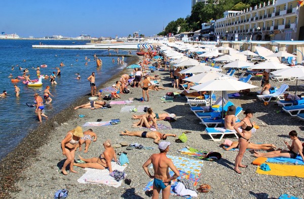 «Это разве много?»: пляжи Сочи забиты, но местные считают, что это еще не предел