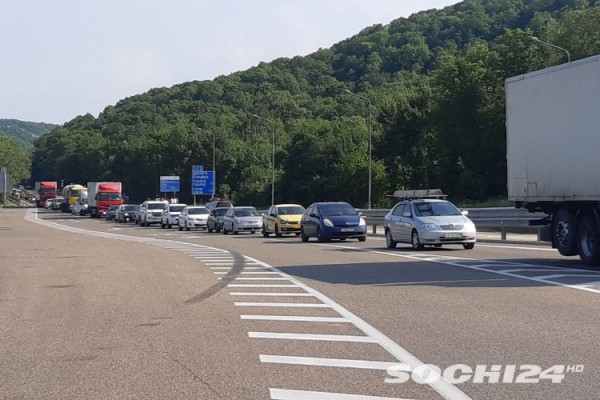 Пробки по дороге к морю в Краснодарском крае достигают пика в выходные (Видео) Пробки по дороге к морю в Краснодарском крае достигают пика в выходные (Видео)