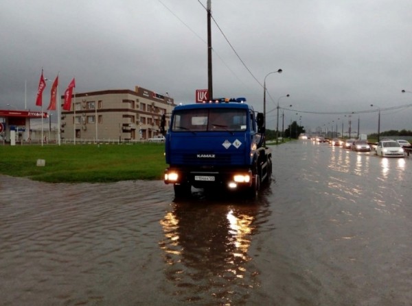 Поплыли: очередные ливни локально затопили Краснодар