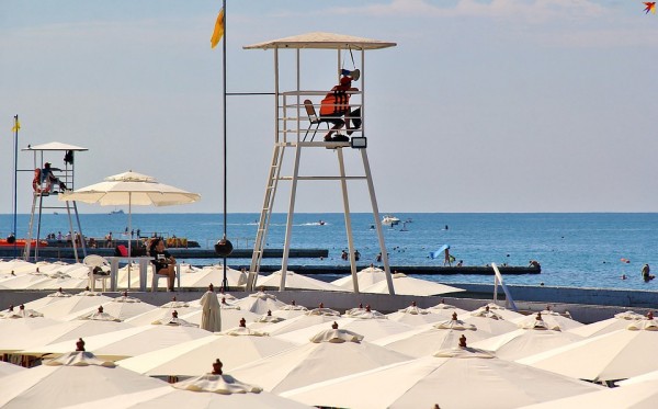 «Это разве много?»: пляжи Сочи забиты, но местные считают, что это еще не предел