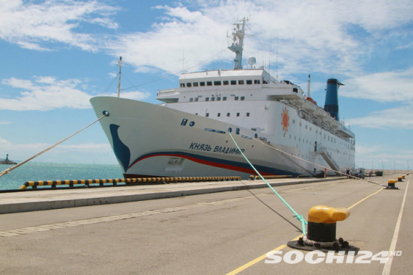 Роспотребнадзор не выпускает лайнер "Князь Владимир" из порта Сочи Роспотребнадзор не выпускает лайнер "Князь Владимир" из порта Сочи