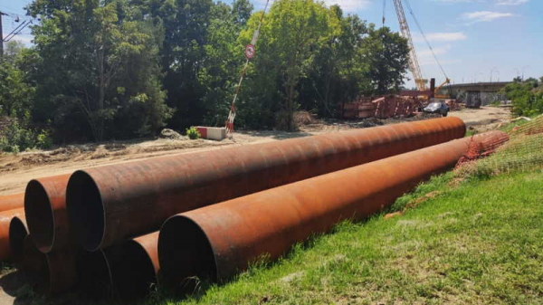 По ул. Индустриальной в Краснодаре перекладывают коммуникации в рамках строительства нового Яблоновского моста