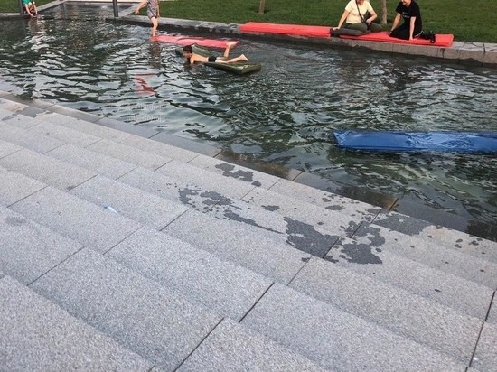 Краснодарцы нашли новое применение лежакам в парке Галицкого