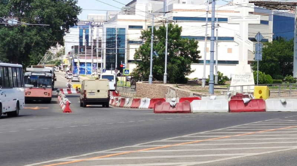 По ул. Индустриальной в Краснодаре перекладывают коммуникации в рамках строительства нового Яблоновского моста