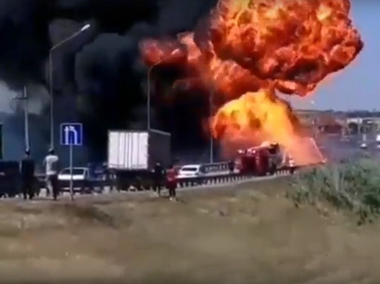 В районе станицы Юго-Северной загорелась и взорвалась грузовая машина. ВИДЕО В районе станицы Юго-Северной загорелась и взорвалась грузовая машина. ВИДЕО