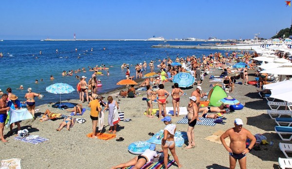 «Это разве много?»: пляжи Сочи забиты, но местные считают, что это еще не предел
