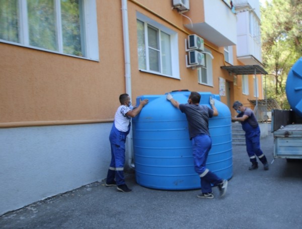 Не хватает воды - тогда мы идем к вам: в Геленджике продолжают бороться с засухой
