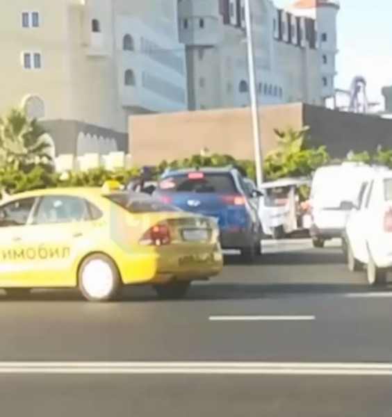 Возмущению нет предела: отдыхающие сняли на видео, как в Сочи берут плату за бесплатную парковку (видео)