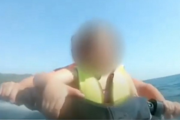 В Сочи отец доверил руль гидроцикла маленькой девочке и едва не покалечился (Видео) В Сочи отец доверил руль гидроцикла маленькой девочке и едва не покалечился (Видео)